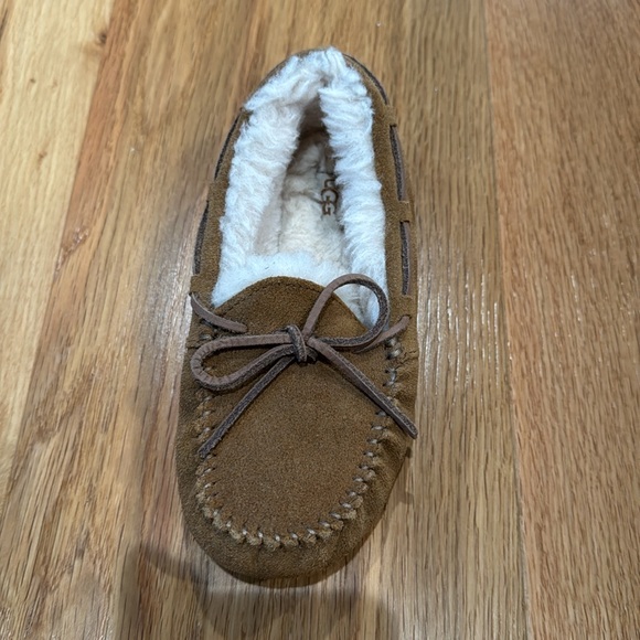 Ugg Kids Dakota Slipper - Picture 2 of 9
